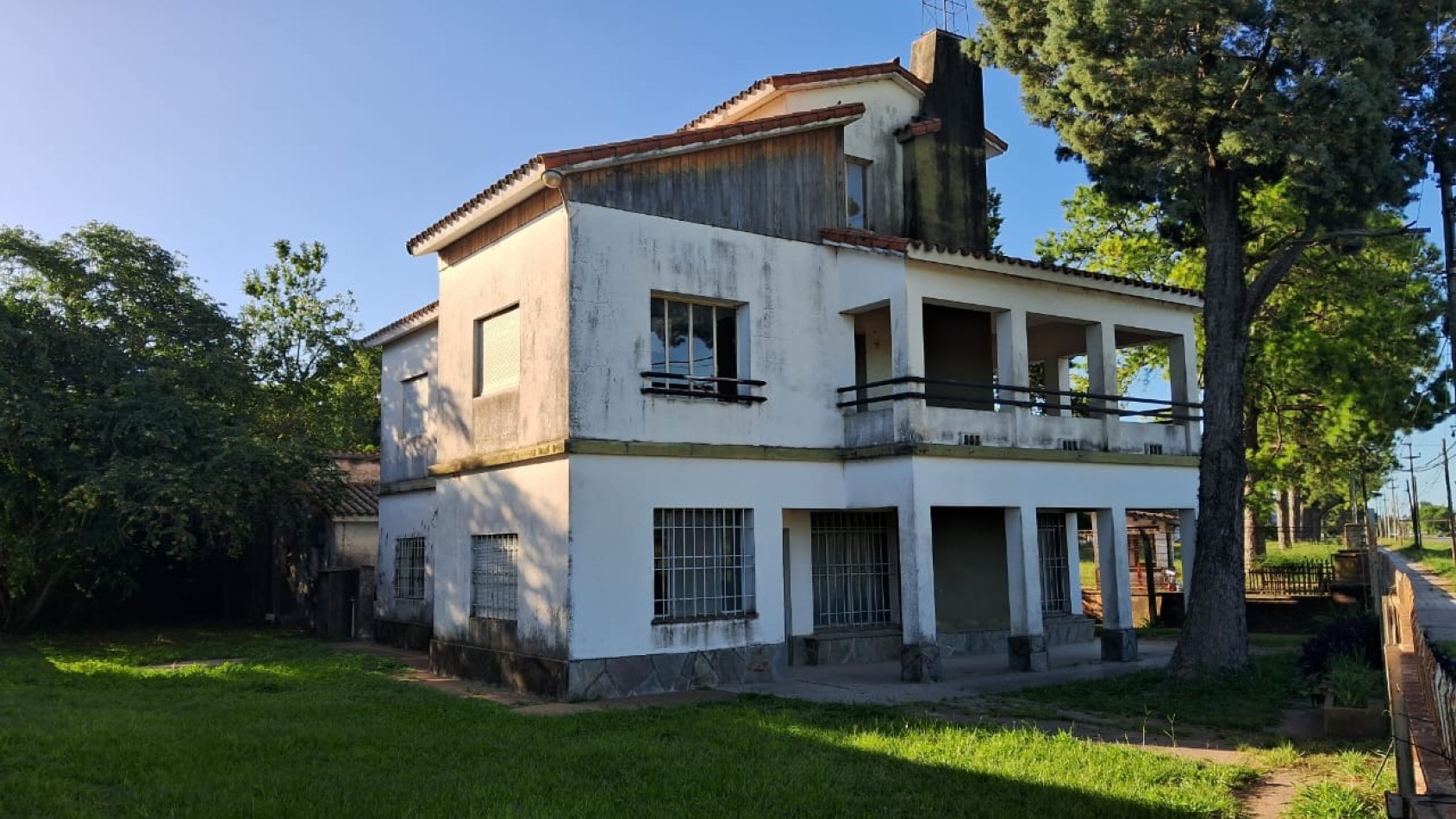 CASA  DE CUATRO DORMITORIOS, ESTILO CHALET, RECREO, SANTA FE