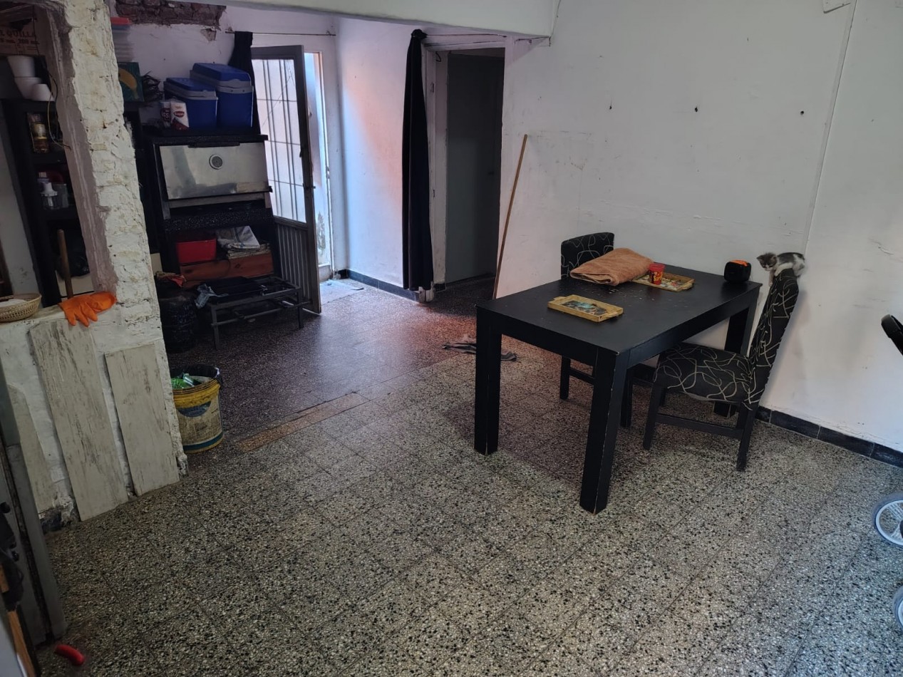 CASA INTERNA DE TRES DORMITORIOS, BARRIO ROMA, A REFACCIONAR 