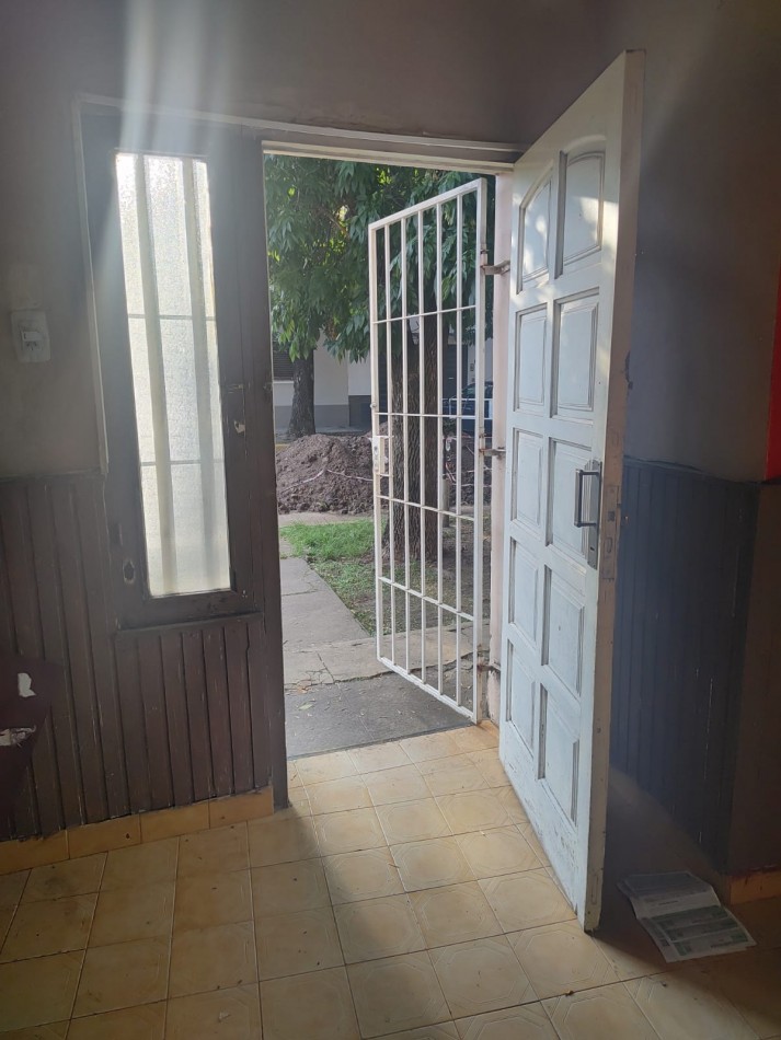 VENTA DE CASA CON UN DORMITORIO Y COCHERA, SANTA FE