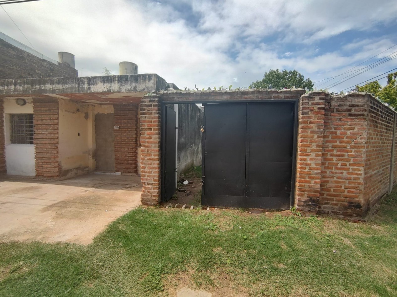 VENTA DE CASA CON TRES DORMITORIOS Y PATIO, SANTA FE