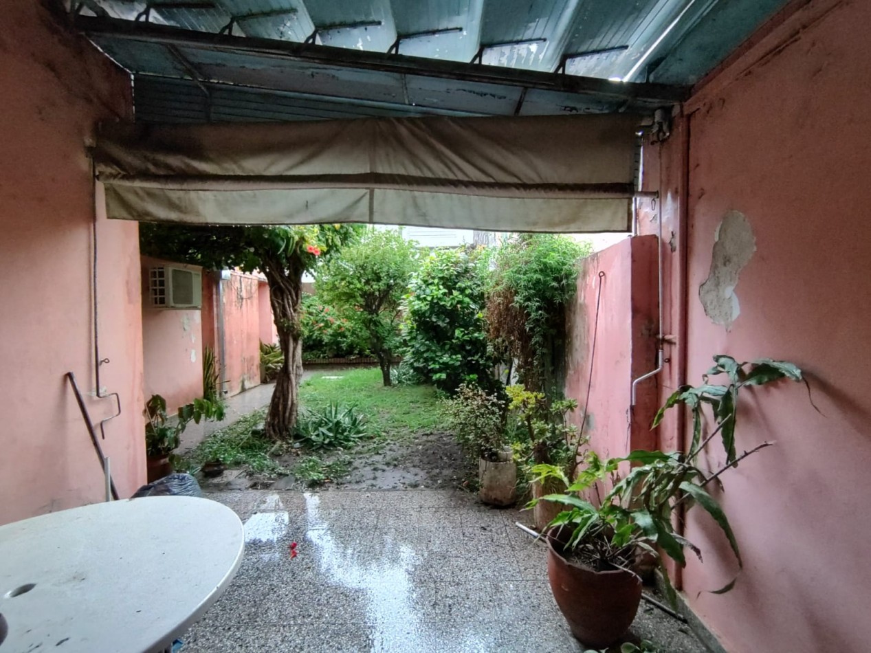Casa con 4 dormitorios, patio verde, todos los servicios, zona Boulevard. En venta Santa Fe.