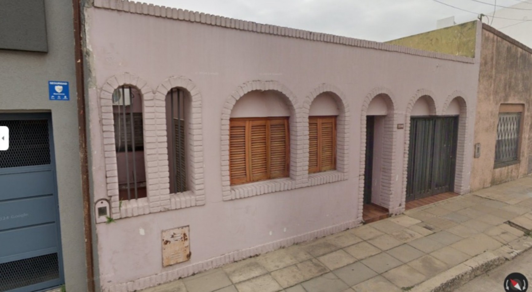 Casa con 4 dormitorios, patio verde, todos los servicios, zona Boulevard. En venta Santa Fe.