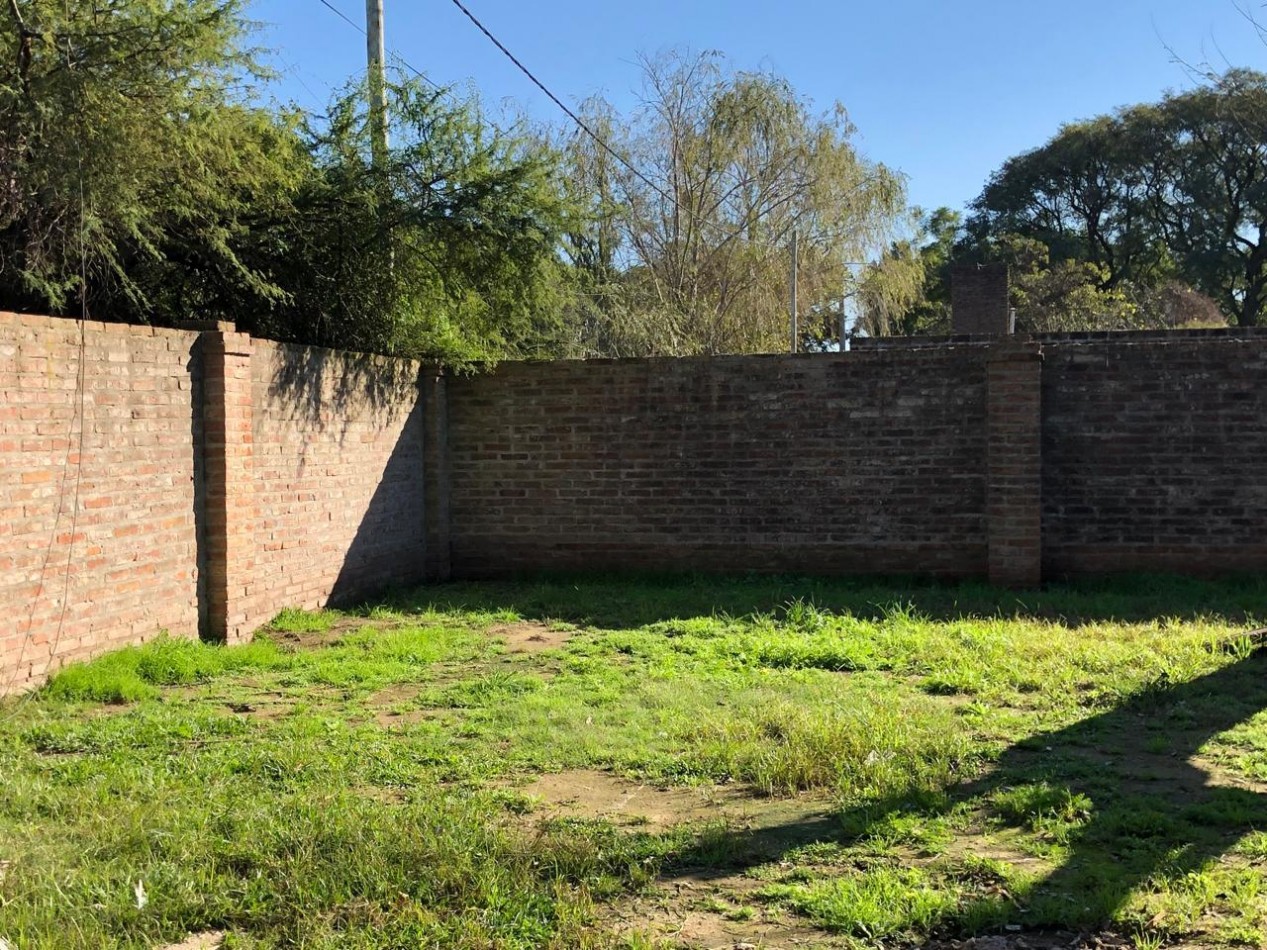 CASA CON COCHERA Y PATIO EN ADELINA ESTE, SANTO TOME