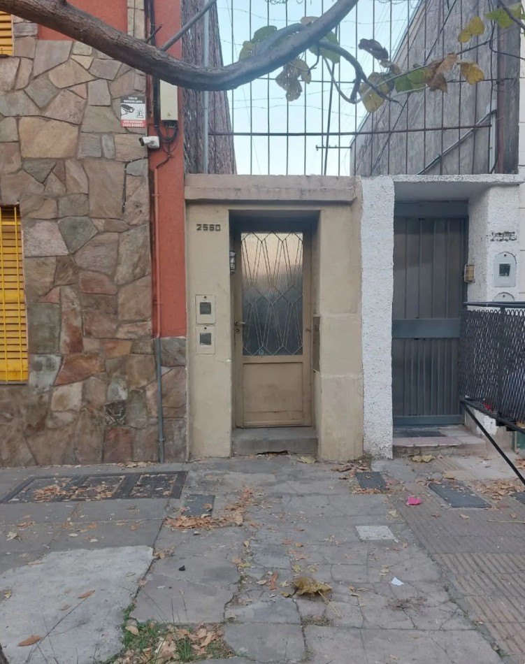 CASA INTERNA DE DOS DORMITORIOS Y PATIO VERDE
