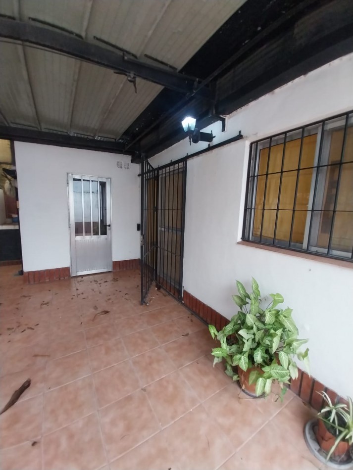 CASA AL FRENTE CON DOBLE COCHERA, SANTA FE