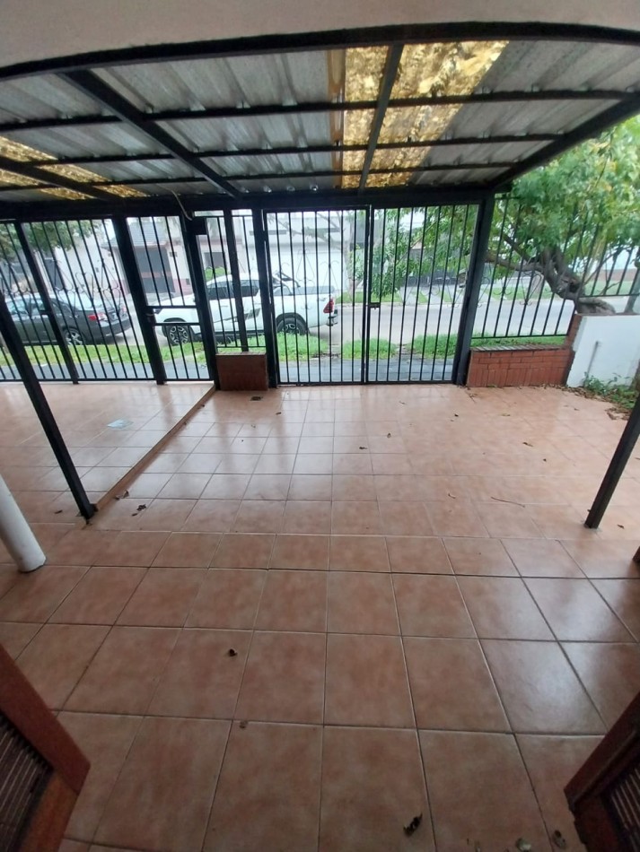 CASA AL FRENTE CON DOBLE COCHERA, SANTA FE