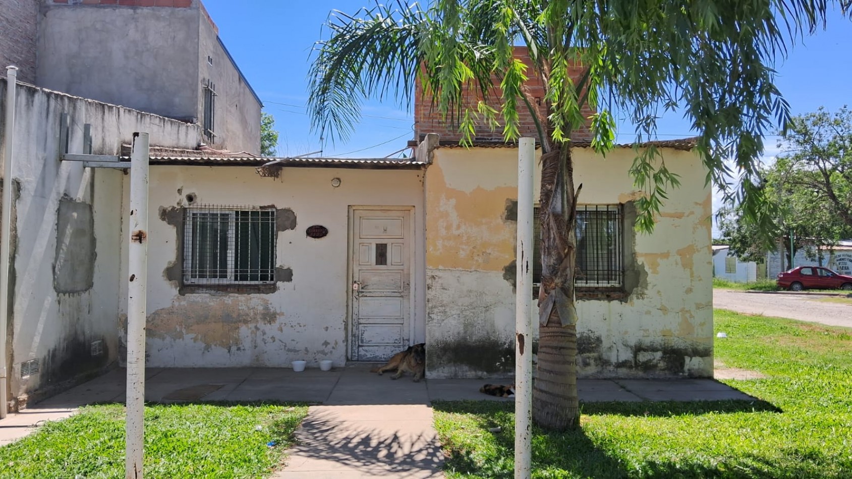 CASA AL FRENTE EN PH DE 2 DORMITORIOS Y PATIO, SANTO TOME.