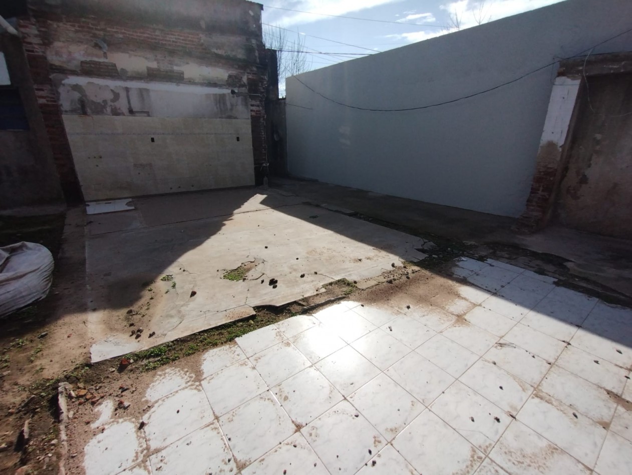 CASA DE DOS PLANTAS CON PATIO, SANTA FE