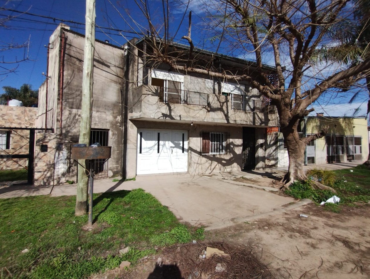 CASA DE DOS PLANTAS CON PATIO, SANTA FE