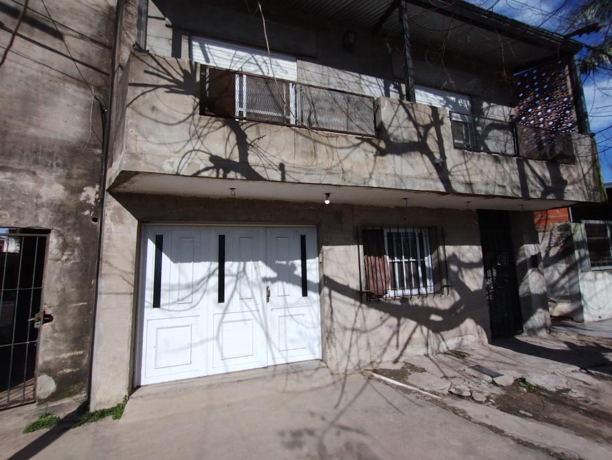 CASA DE DOS PLANTAS CON PATIO, SANTA FE