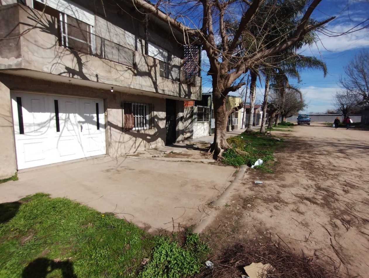 CASA DE DOS PLANTAS CON PATIO, SANTA FE