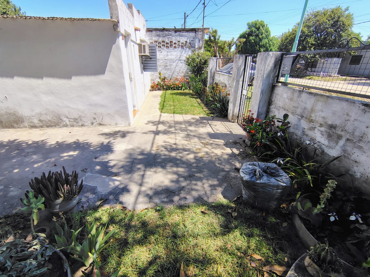 Casa en esquina con amplio terreno y gran patio en Santa Fe - ideal para ampliar