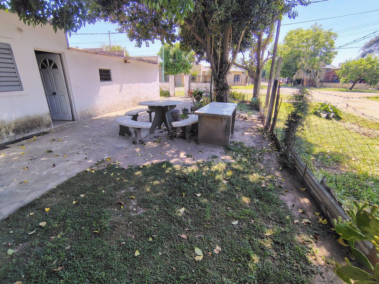 Casa en esquina con amplio terreno y gran patio en Santa Fe - ideal para ampliar