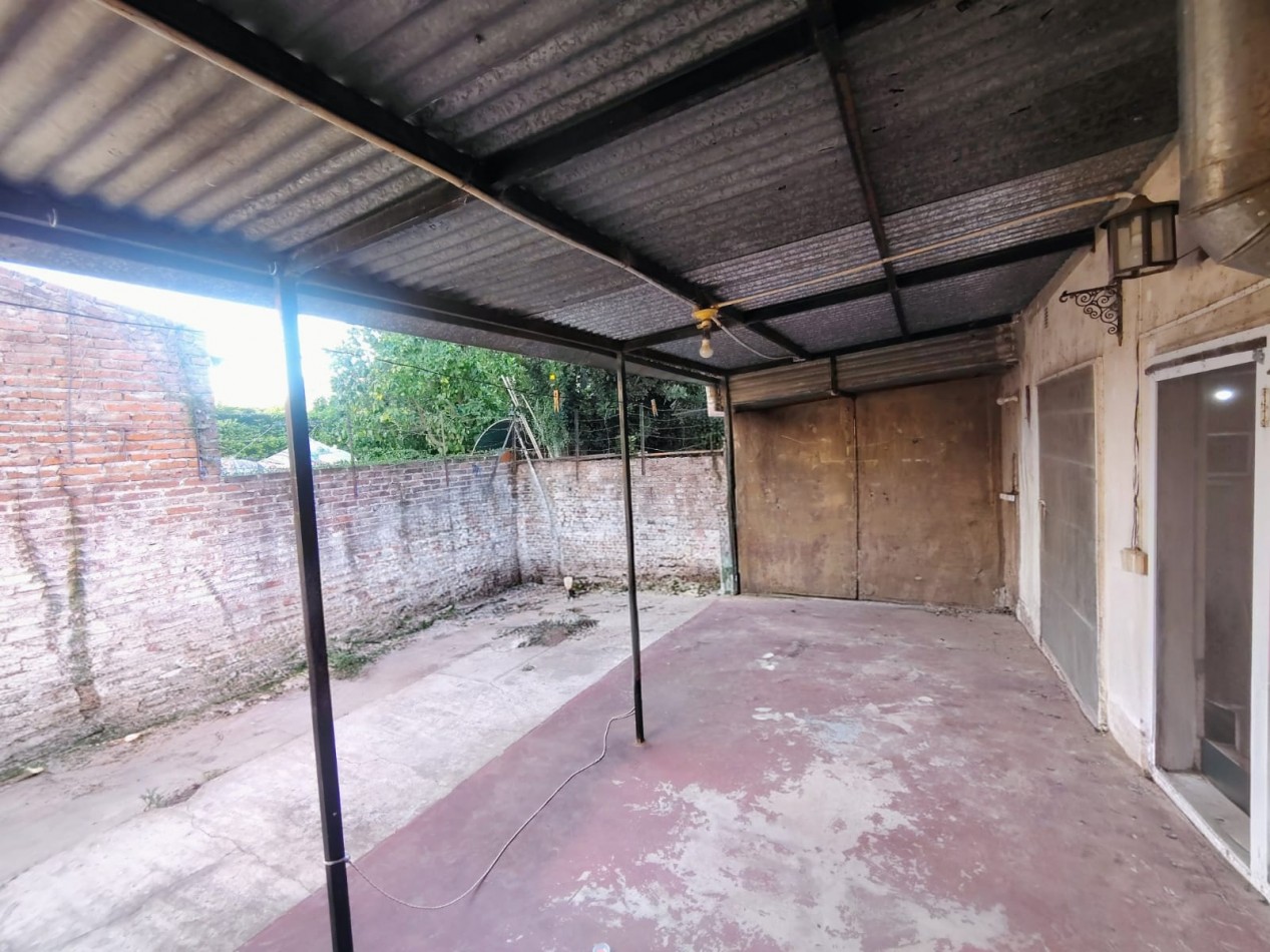 Casa con cohera y patio a metros de avenida galicia - posibilidad de dos dormitorios 