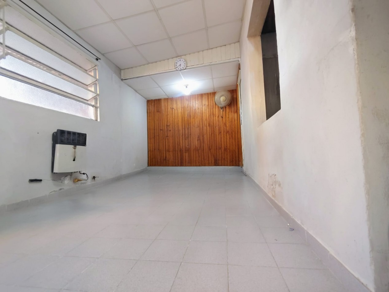 Casa con cohera y patio a metros de avenida galicia - posibilidad de dos dormitorios 