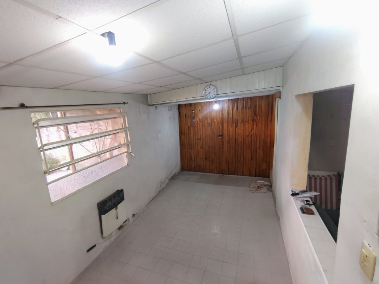 Casa con cohera y patio a metros de avenida galicia - posibilidad de dos dormitorios 