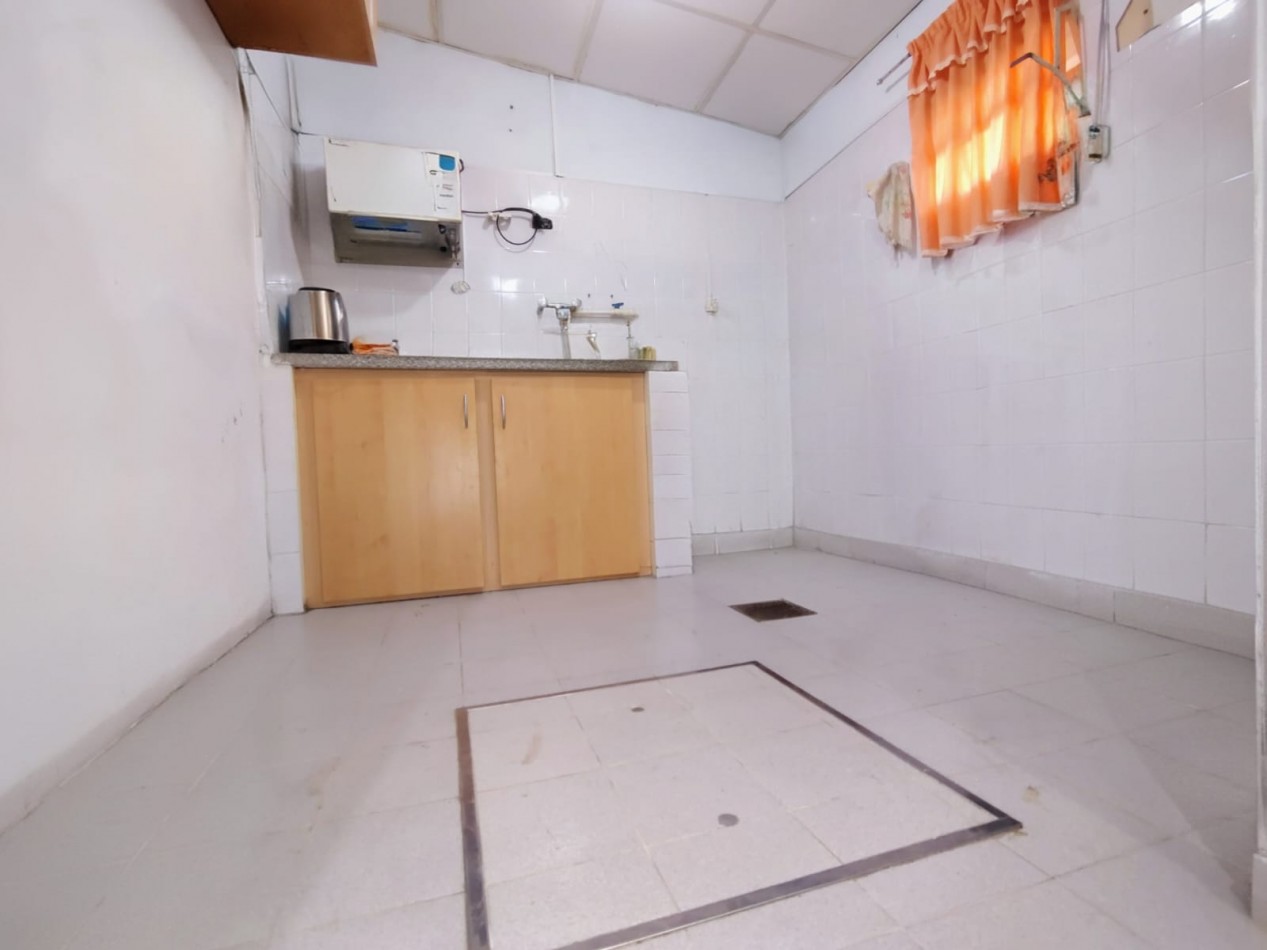 Casa con cohera y patio a metros de avenida galicia - posibilidad de dos dormitorios 