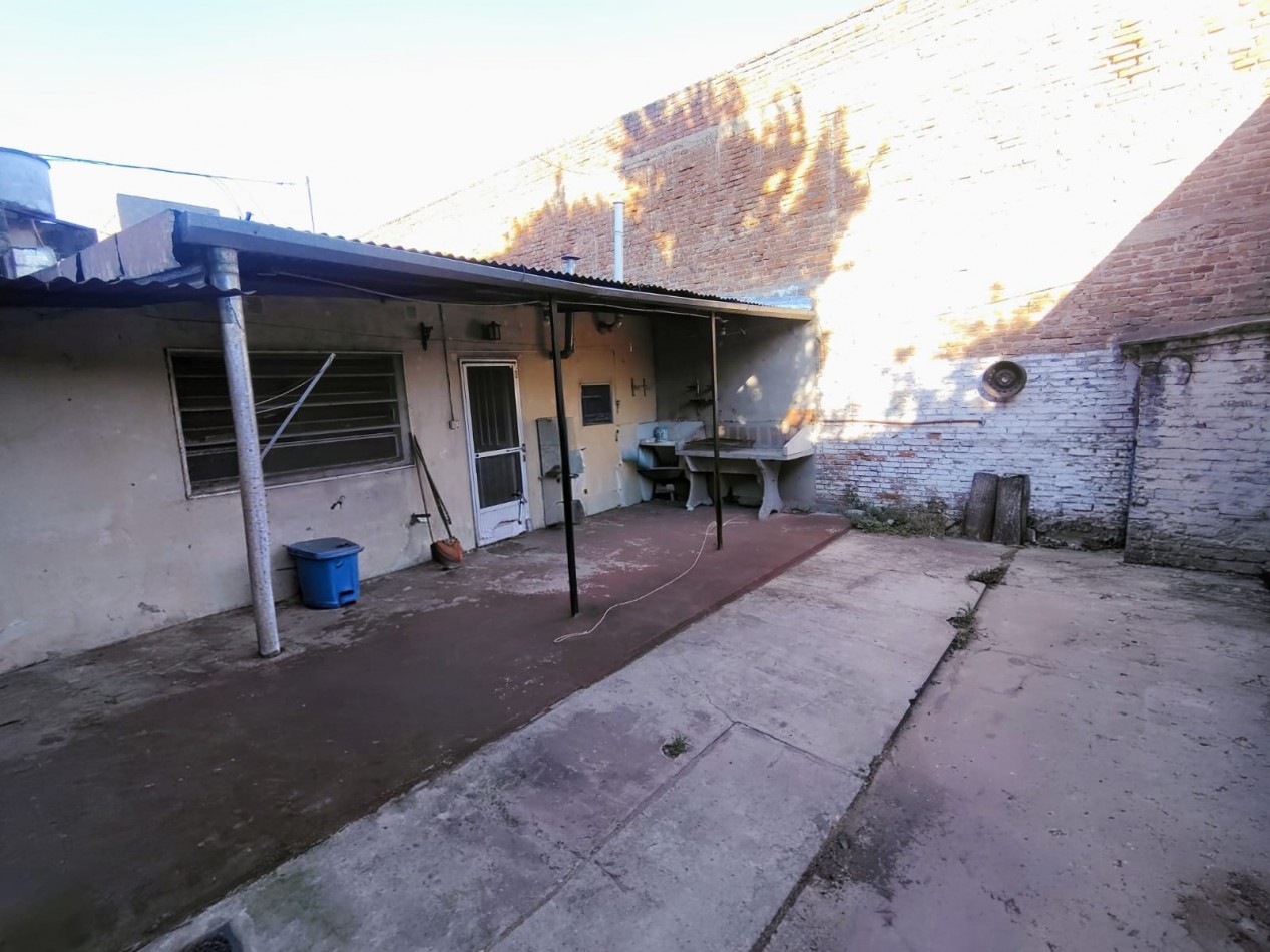 Casa con cohera y patio a metros de avenida galicia - posibilidad de dos dormitorios 