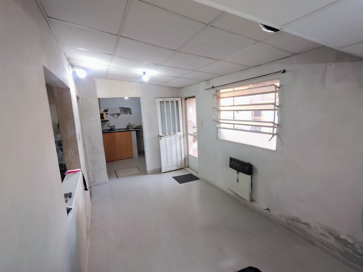 Casa con cohera y patio a metros de avenida galicia - posibilidad de dos dormitorios 