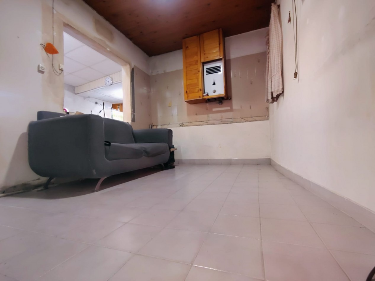 Casa con cohera y patio a metros de avenida galicia - posibilidad de dos dormitorios 