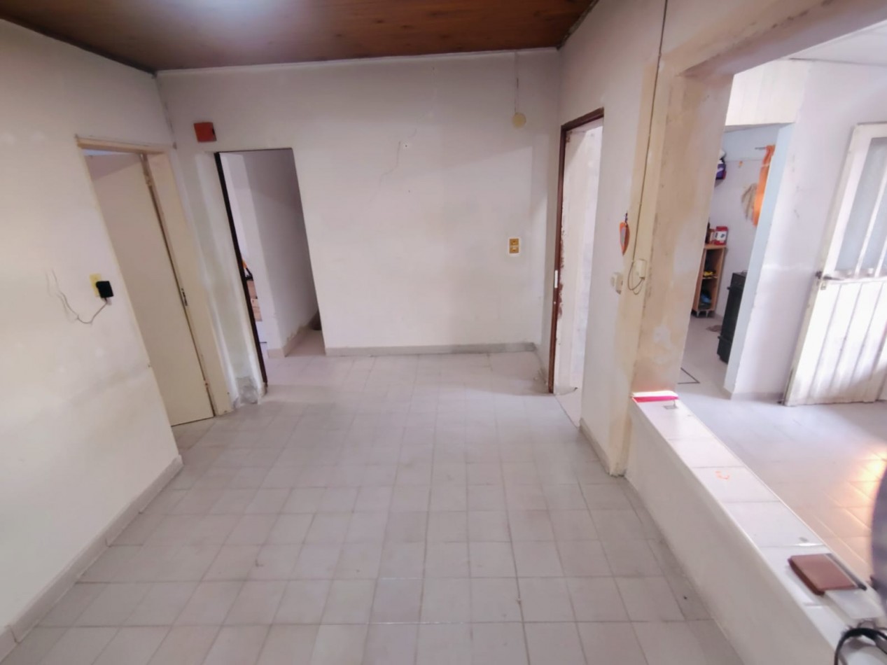 Casa con cohera y patio a metros de avenida galicia - posibilidad de dos dormitorios 