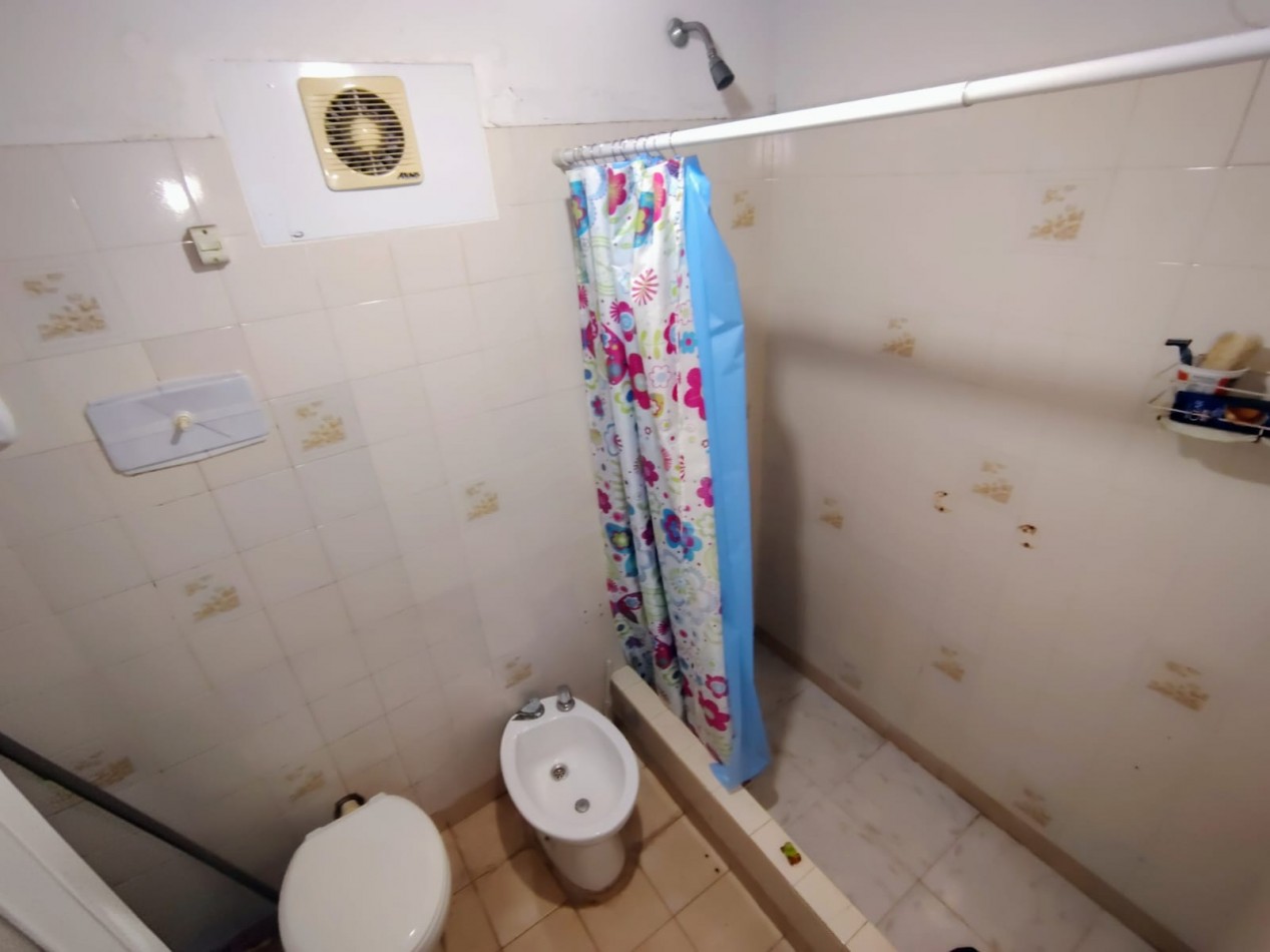 Casa con cohera y patio a metros de avenida galicia - posibilidad de dos dormitorios 