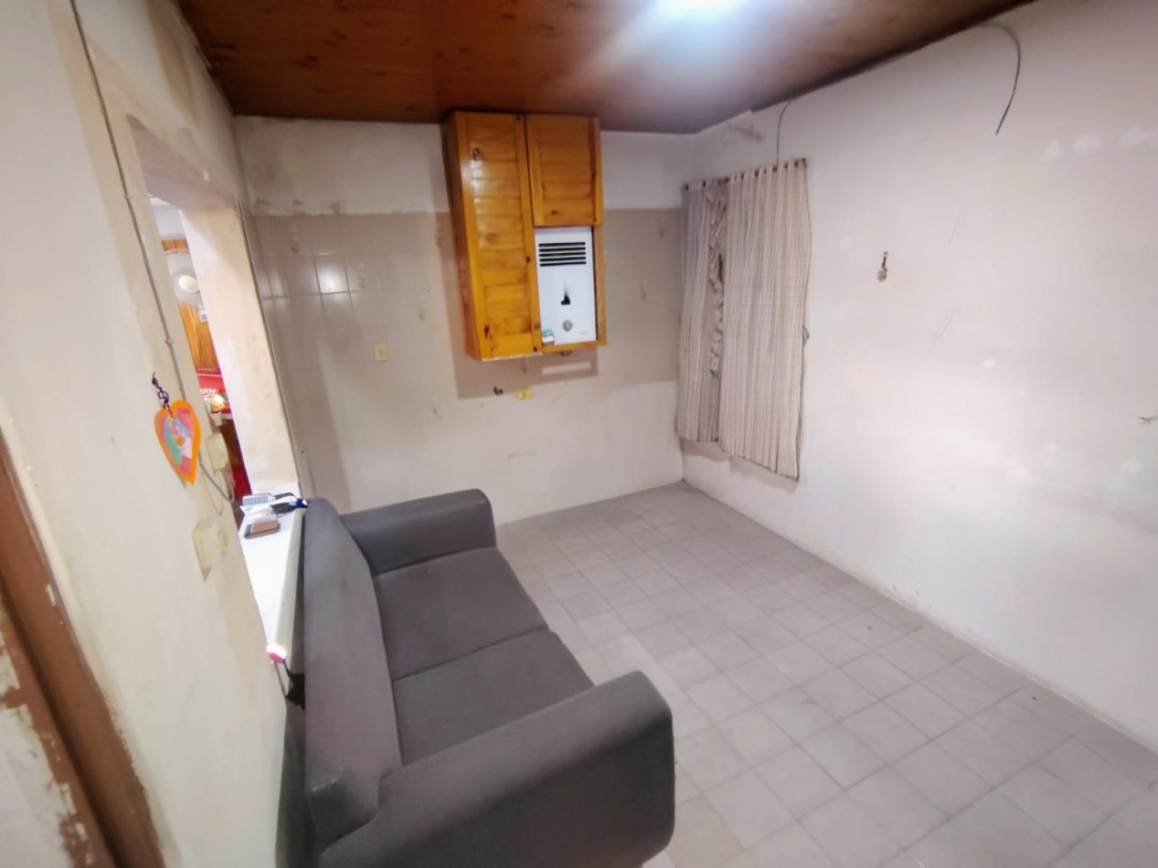 Casa con cohera y patio a metros de avenida galicia - posibilidad de dos dormitorios 