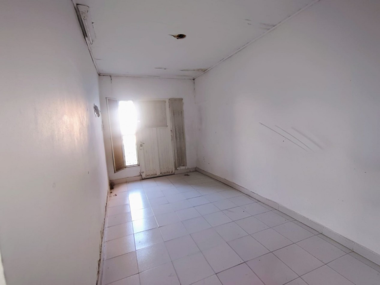 Casa con cohera y patio a metros de avenida galicia - posibilidad de dos dormitorios 