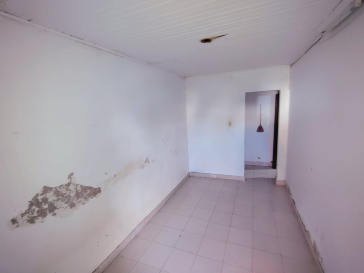 Casa con cohera y patio a metros de avenida galicia - posibilidad de dos dormitorios 