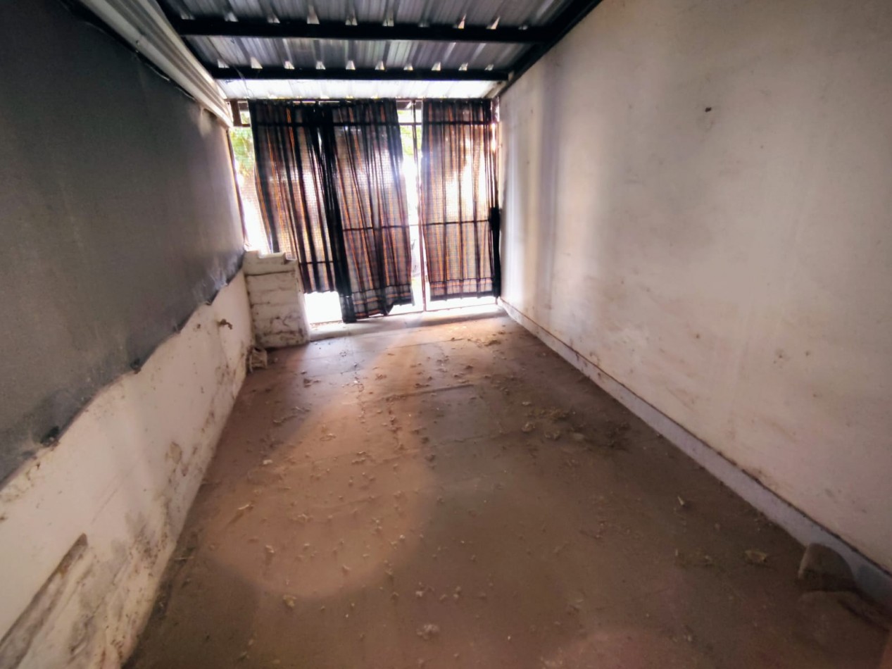 Casa con cohera y patio a metros de avenida galicia - posibilidad de dos dormitorios 