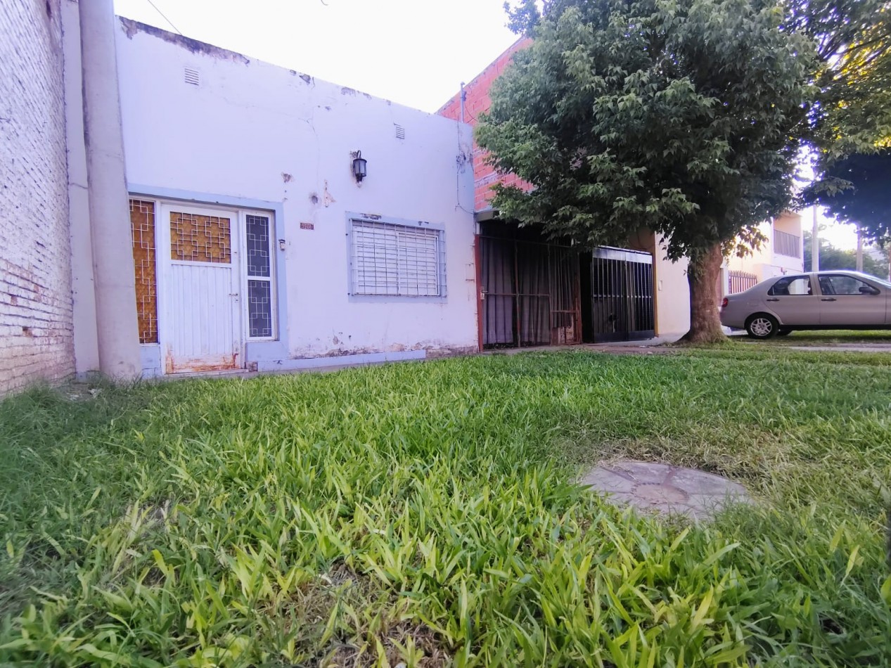 Casa con cohera y patio a metros de avenida galicia - posibilidad de dos dormitorios 