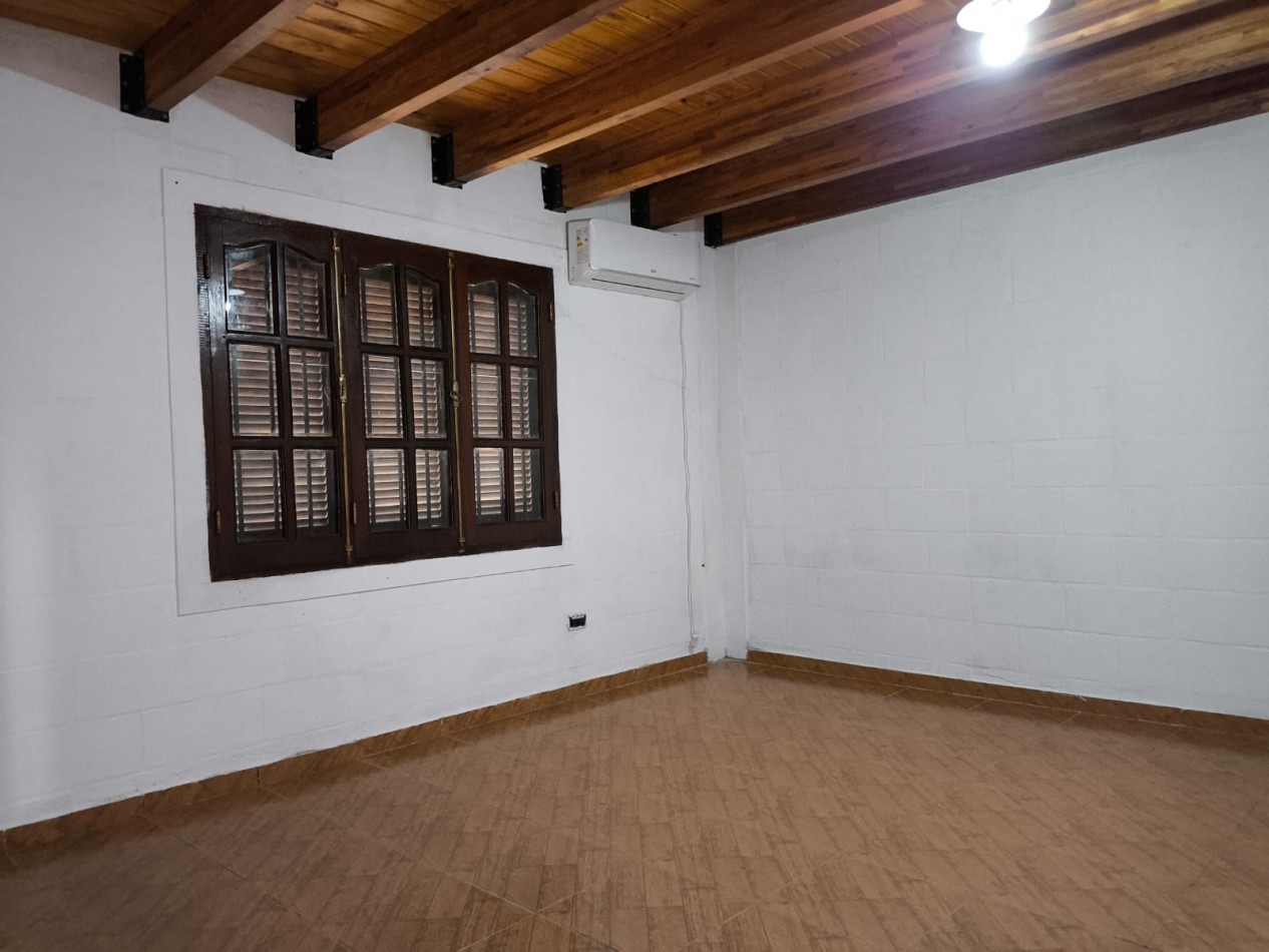 CASA CON PISCINA Y ESPACIO VERDE, SAUCE VIEJO