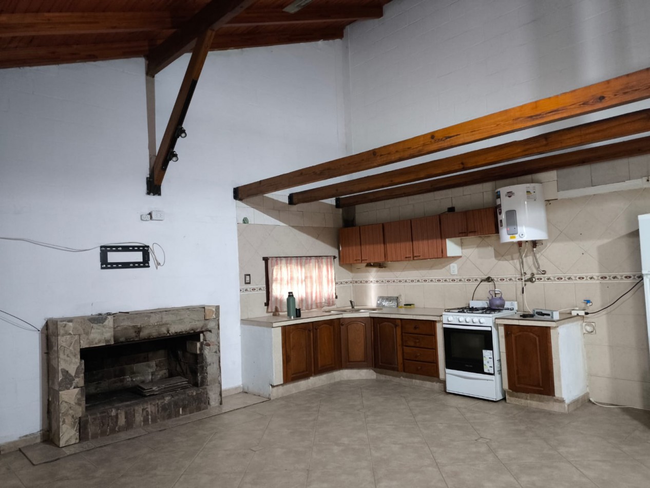 CASA CON PISCINA Y ESPACIO VERDE, SAUCE VIEJO