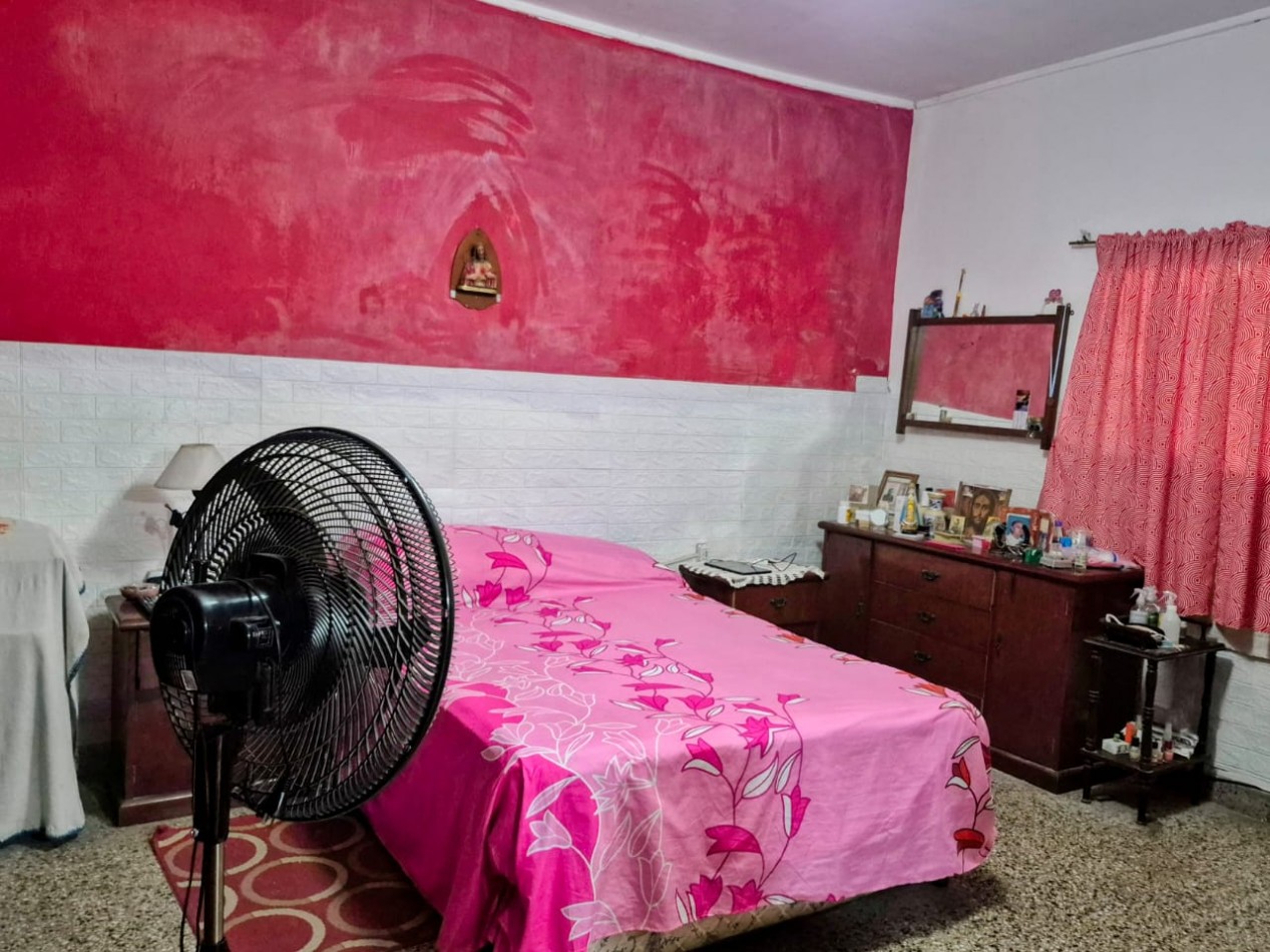 CASA DE DOS DORMITORIOS, CON PATIO Y COCHERA, SANTA FE