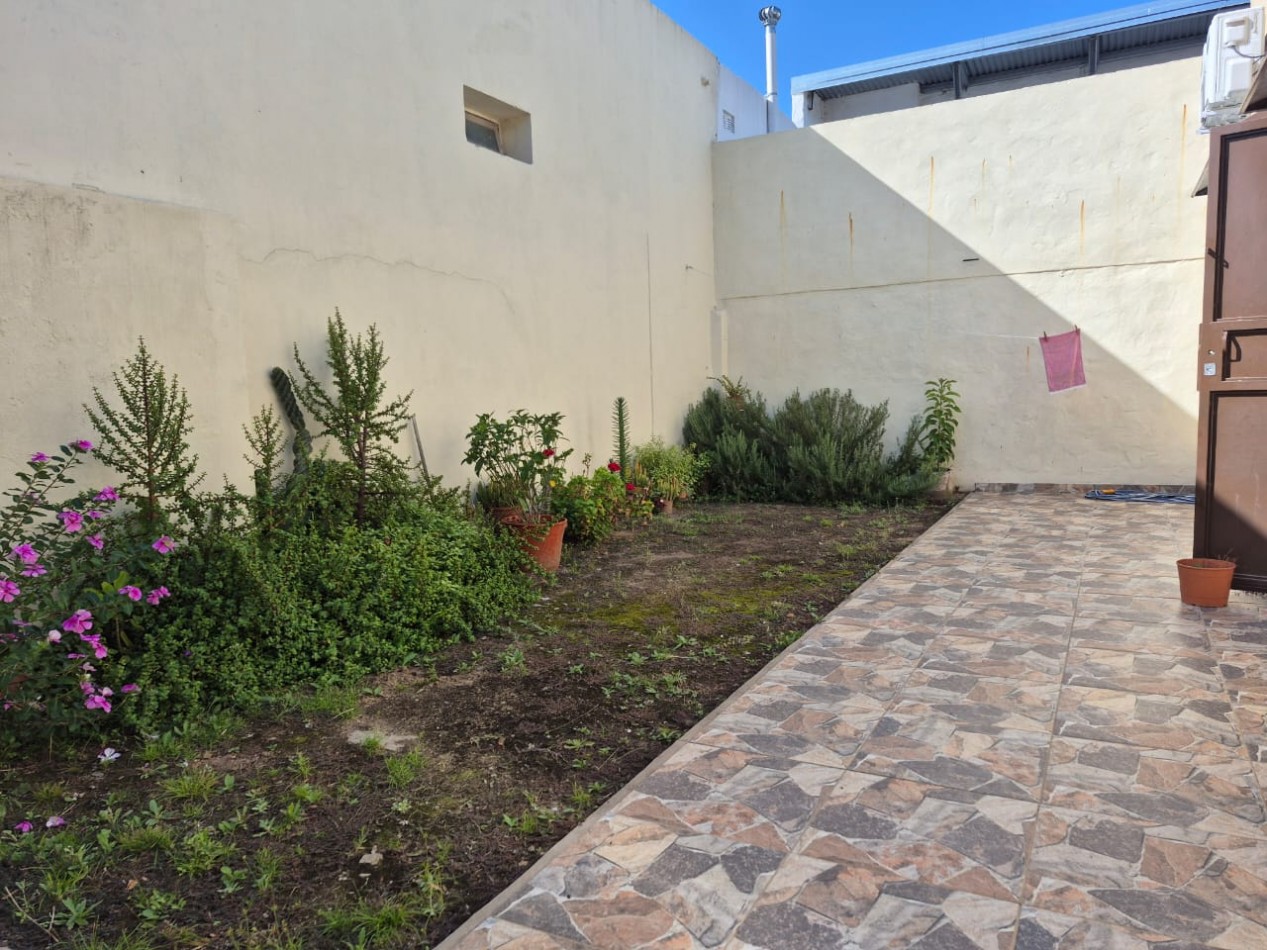 CASA DE DOS DORMITORIOS, CON PATIO Y COCHERA, SANTA FE