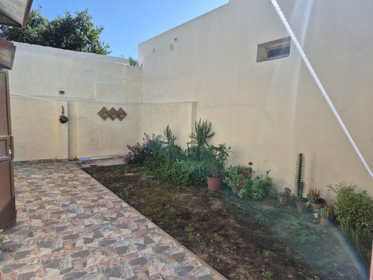 CASA DE DOS DORMITORIOS, CON PATIO Y COCHERA, SANTA FE