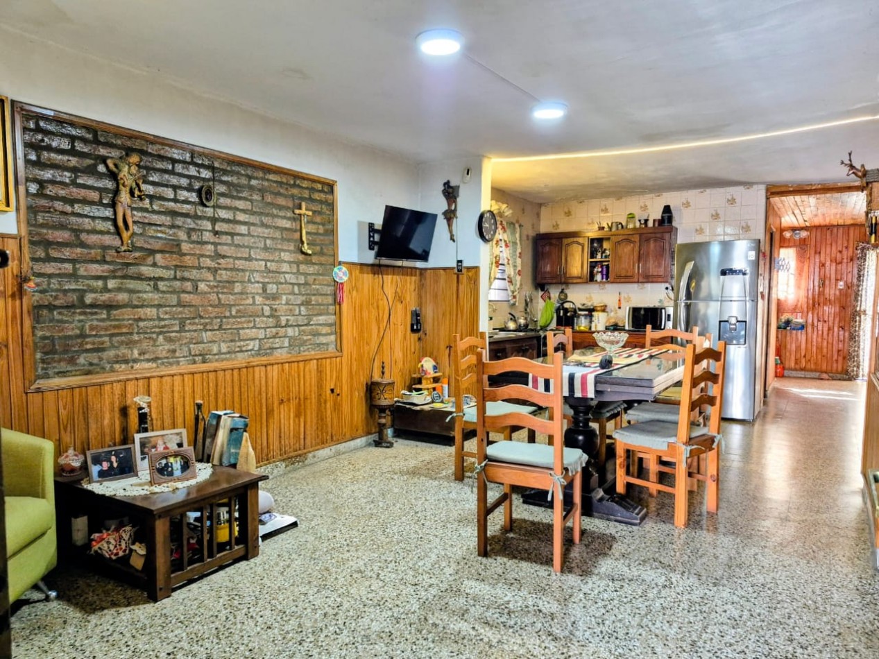 CASA DE DOS DORMITORIOS, CON PATIO Y COCHERA, SANTA FE