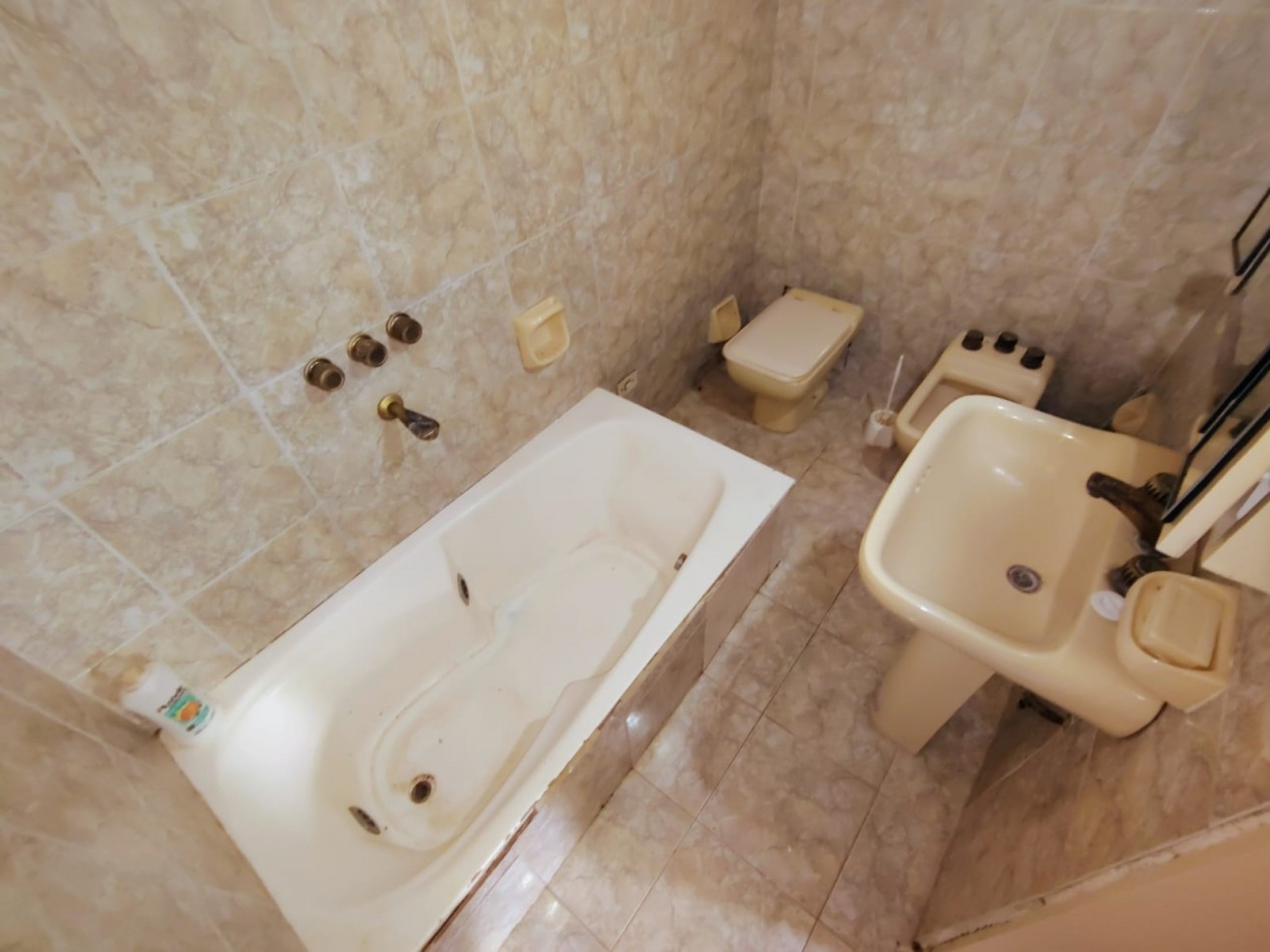 Casa con 2 viviendas y 2 piletas en Villa California | Ideal renta o vivienda + alquiler | Terreno 879 m²