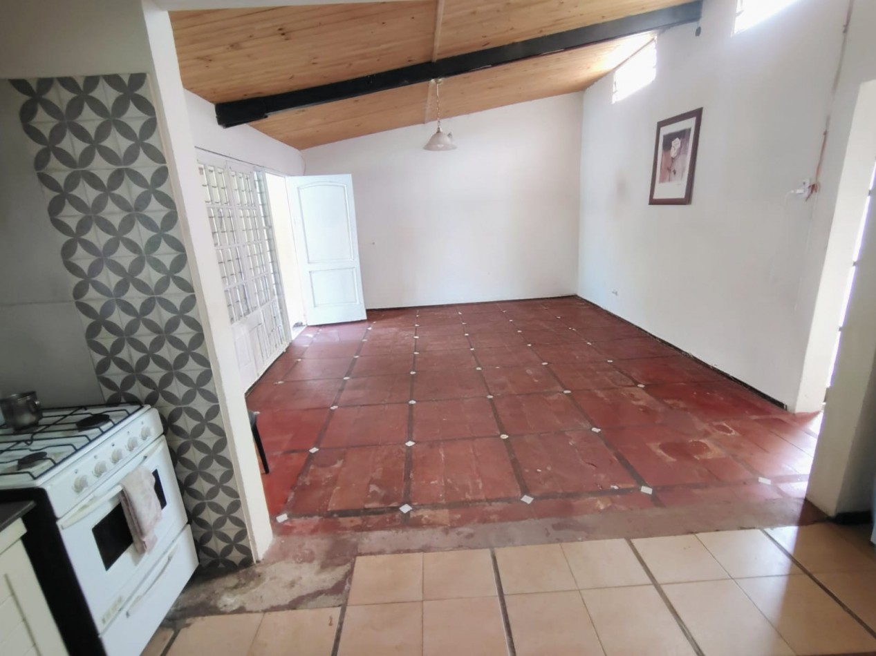 Casa con 2 viviendas y 2 piletas en Villa California | Ideal renta o vivienda + alquiler | Terreno 879 m²