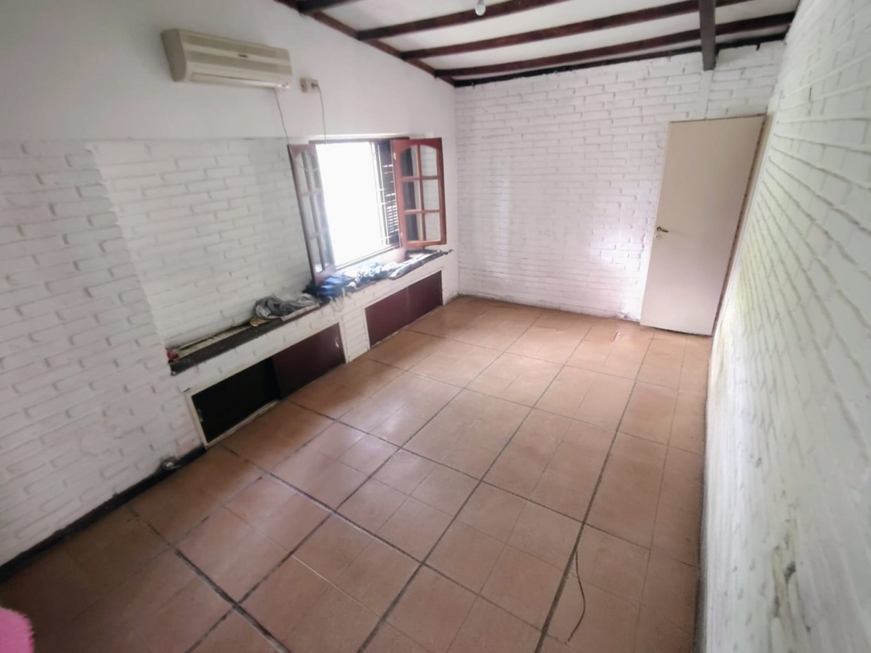 Casa con 2 viviendas y 2 piletas en Villa California | Ideal renta o vivienda + alquiler | Terreno 879 m²