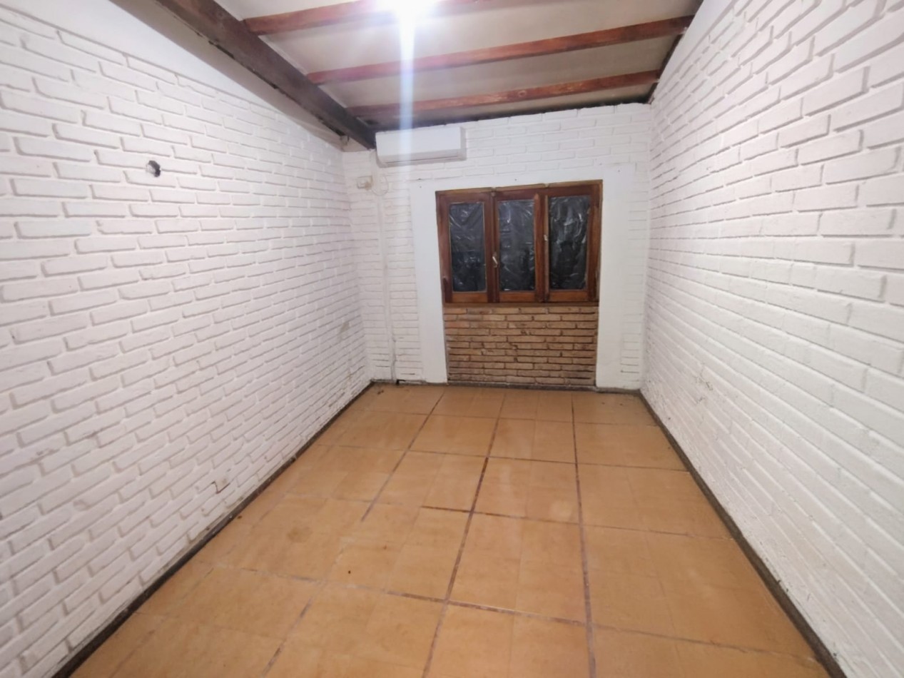 Casa con 2 viviendas y 2 piletas en Villa California | Ideal renta o vivienda + alquiler | Terreno 879 m²