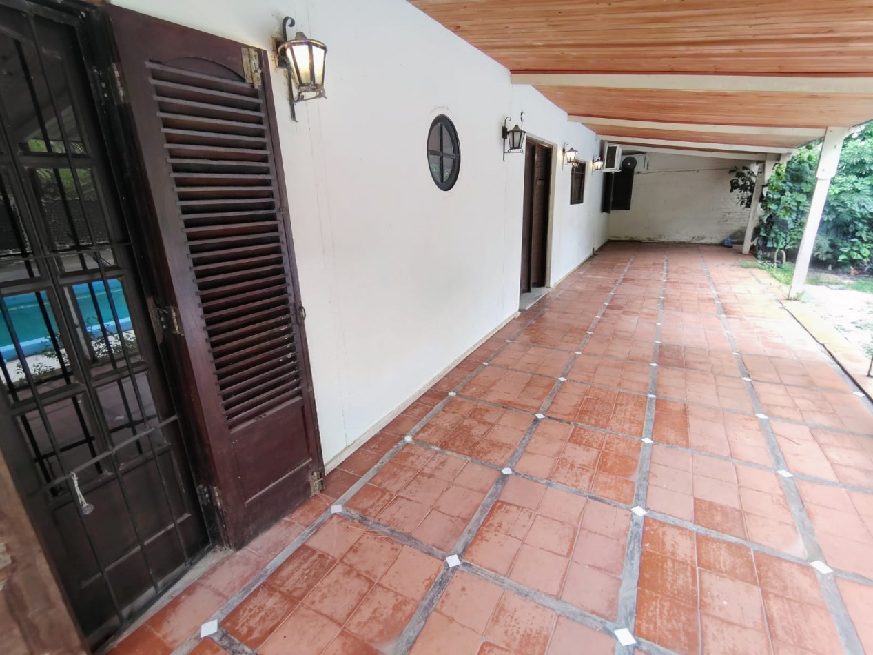 Casa con 2 viviendas y 2 piletas en Villa California | Ideal renta o vivienda + alquiler | Terreno 879 m²