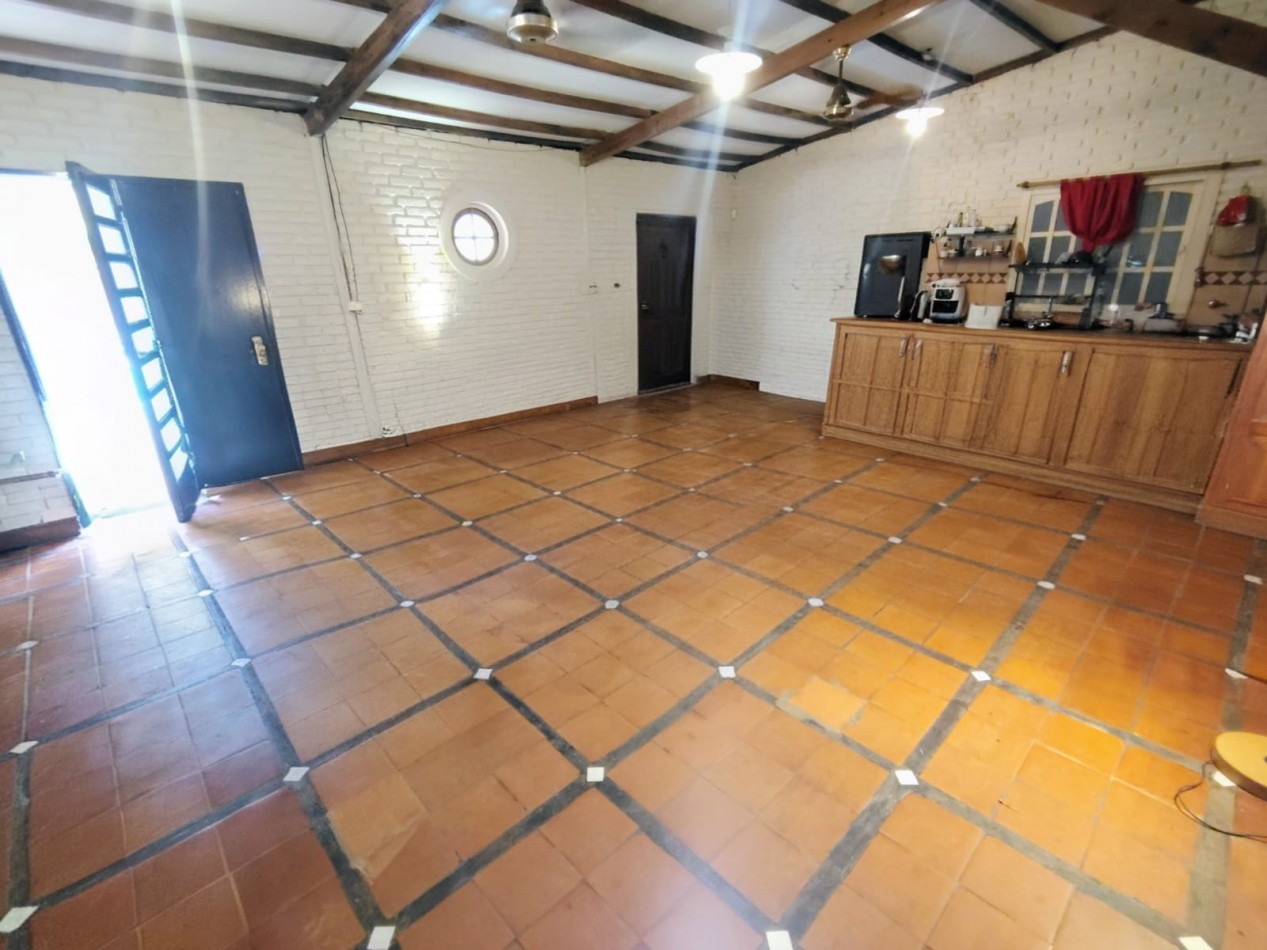 Casa con 2 viviendas y 2 piletas en Villa California | Ideal renta o vivienda + alquiler | Terreno 879 m²