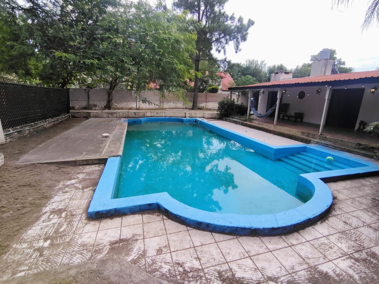 Casa con 2 viviendas y 2 piletas en Villa California | Ideal renta o vivienda + alquiler | Terreno 879 m²