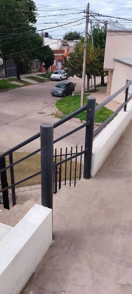 Casa en Planta Baja y Planta Alta, al frente en Santa Fe