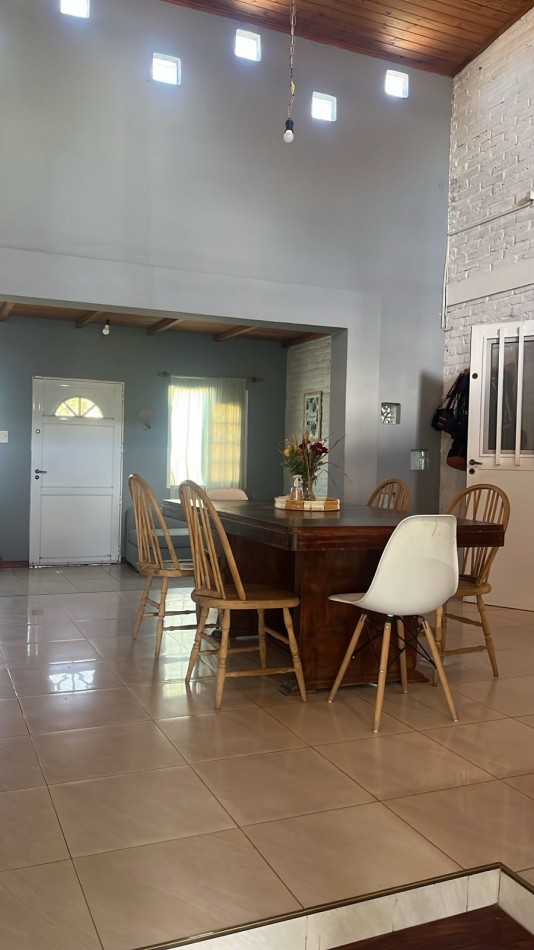 CASA DE DOS DORMITORIOS, COCHERA Y PISCINA, SANTO TOME