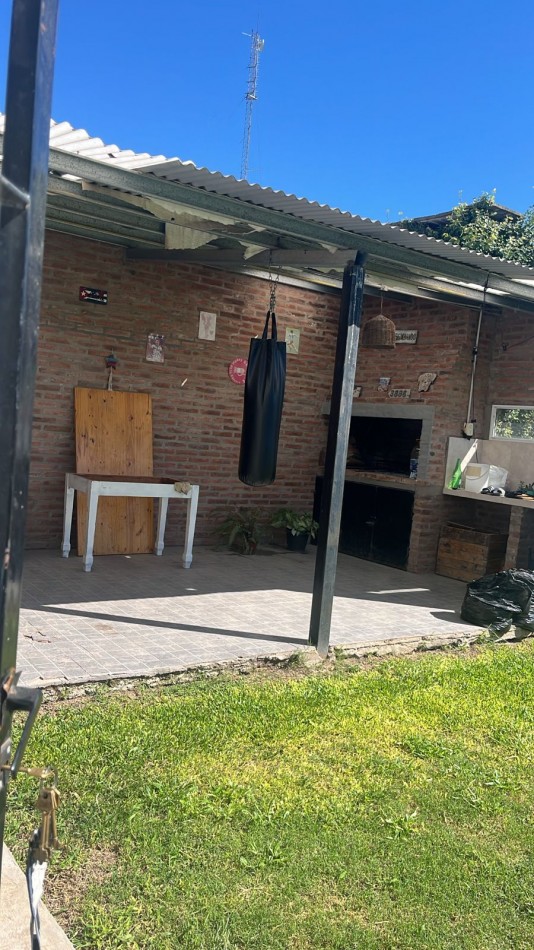 CASA DE DOS DORMITORIOS, COCHERA Y PISCINA, SANTO TOME