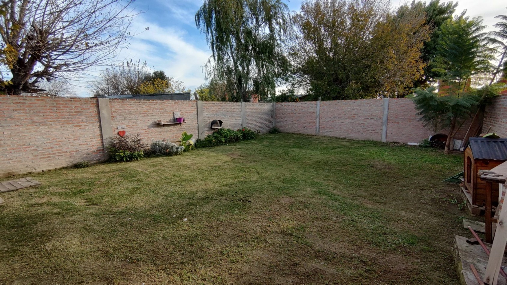CASA DE DOS DORMITORIOS Y COCHERA, SAUCE VIEJO