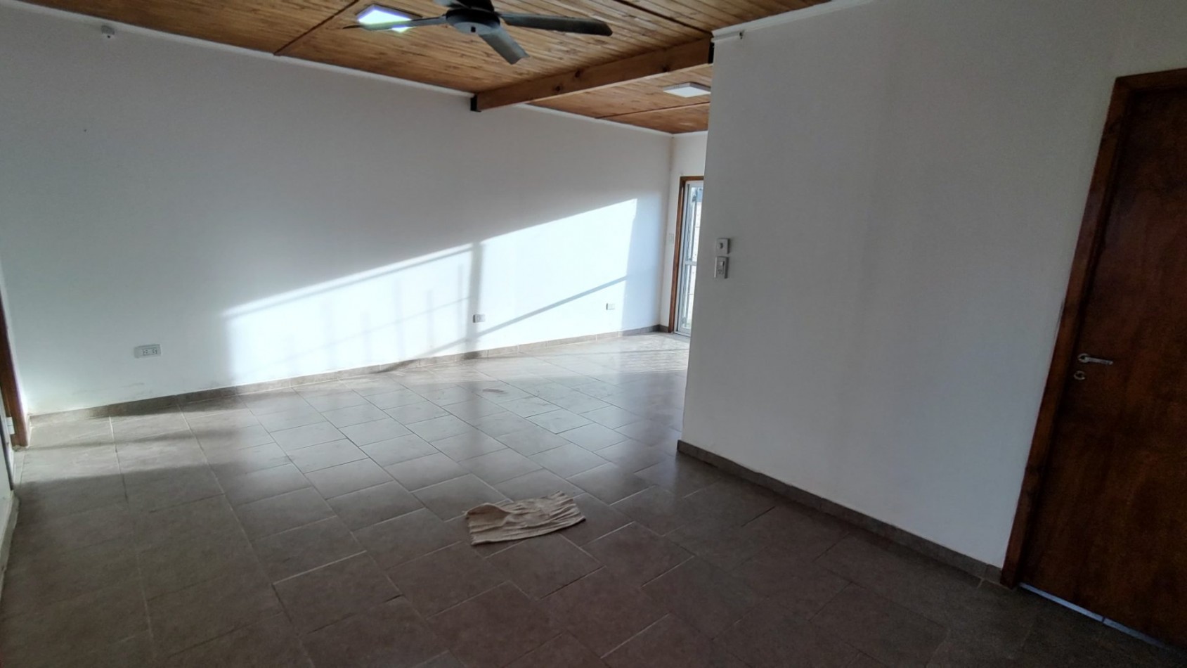 CASA DE DOS DORMITORIOS Y COCHERA, SAUCE VIEJO