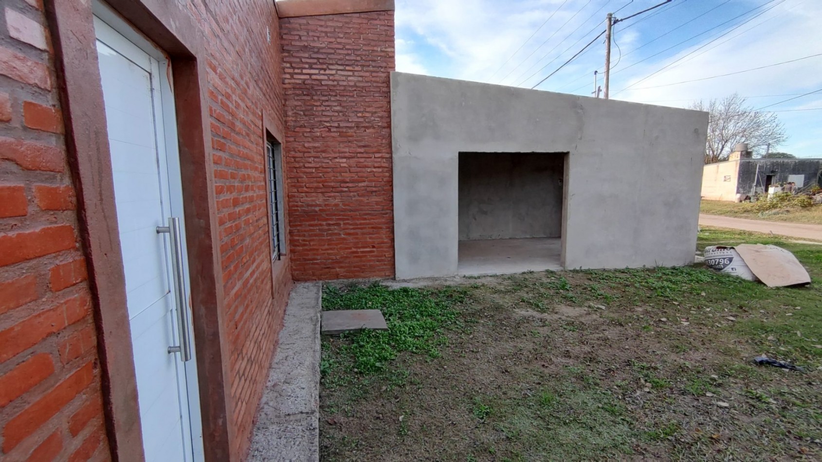 CASA DE DOS DORMITORIOS Y COCHERA, SAUCE VIEJO